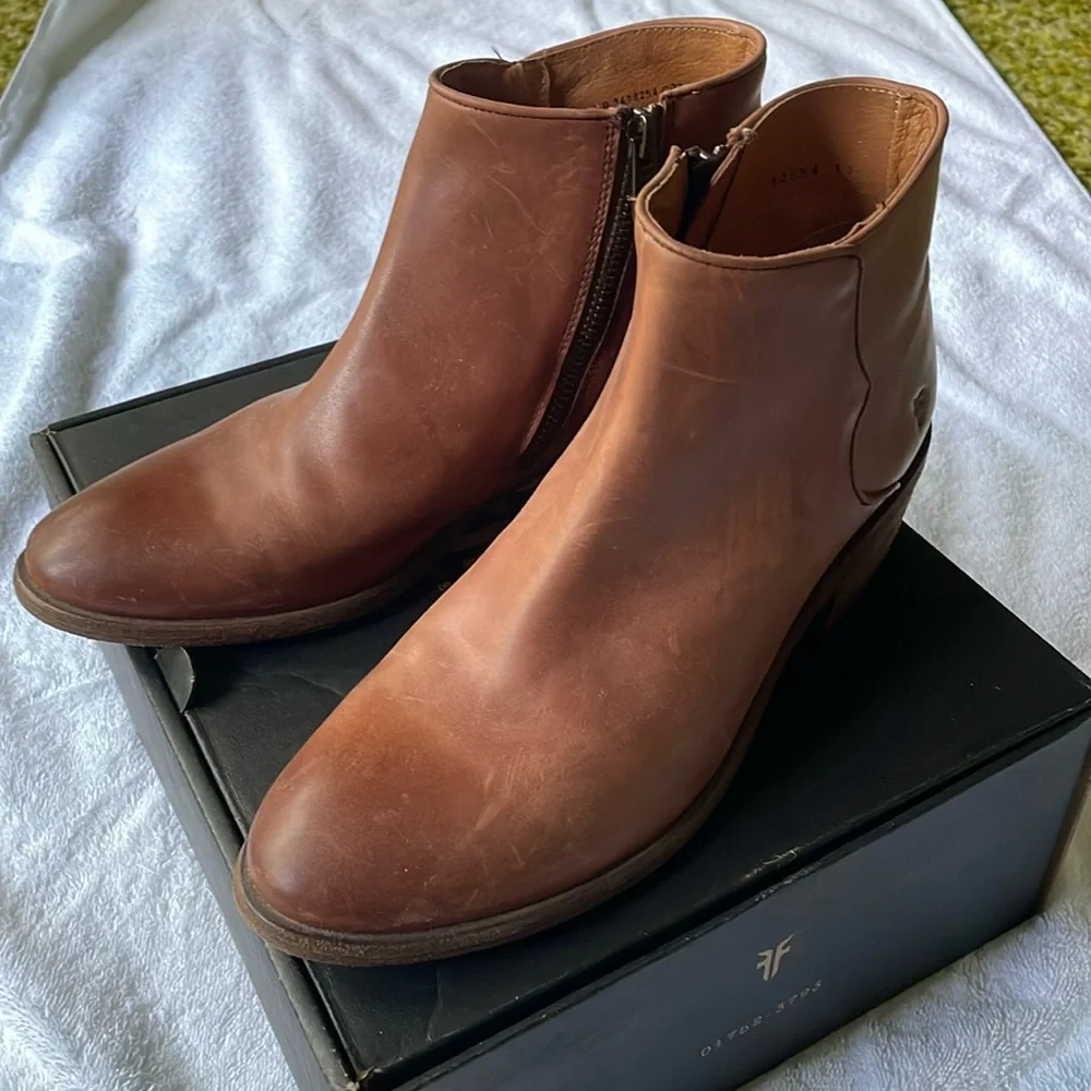 FRYE Carson Piping Bootie NIB Tan Size 8.5